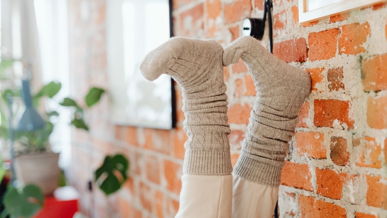 પગની દુર્ગંધ દૂર કરવાનો શ્રેષ્ઠ માર્ગ બેકિંગ સોડા છે. તે ભેજ શોષી લે છે અને દુર્ગંધ અટકાવે છે. અઠવાડિયામાં 2-3 વખત ફક્ત બેકિંગ સોડાનો ઉપયોગ કરો.