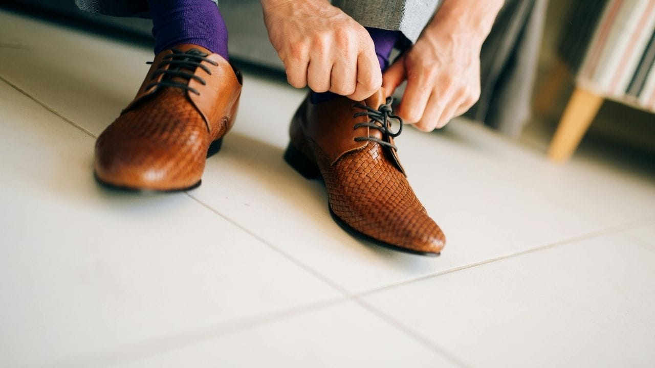 ભેજ પગની દુર્ગંધનું કારણ છે. આને રોકવા માટે, તમે ટેલ્કમ પાવડરનો ઉપયોગ કરી શકો છો. આ દુર્ગંધ પેદા કરતા જીવાણુઓના વિકાસને અટકાવે છે અને દિવસભર પગને સૂકા રાખે છે.