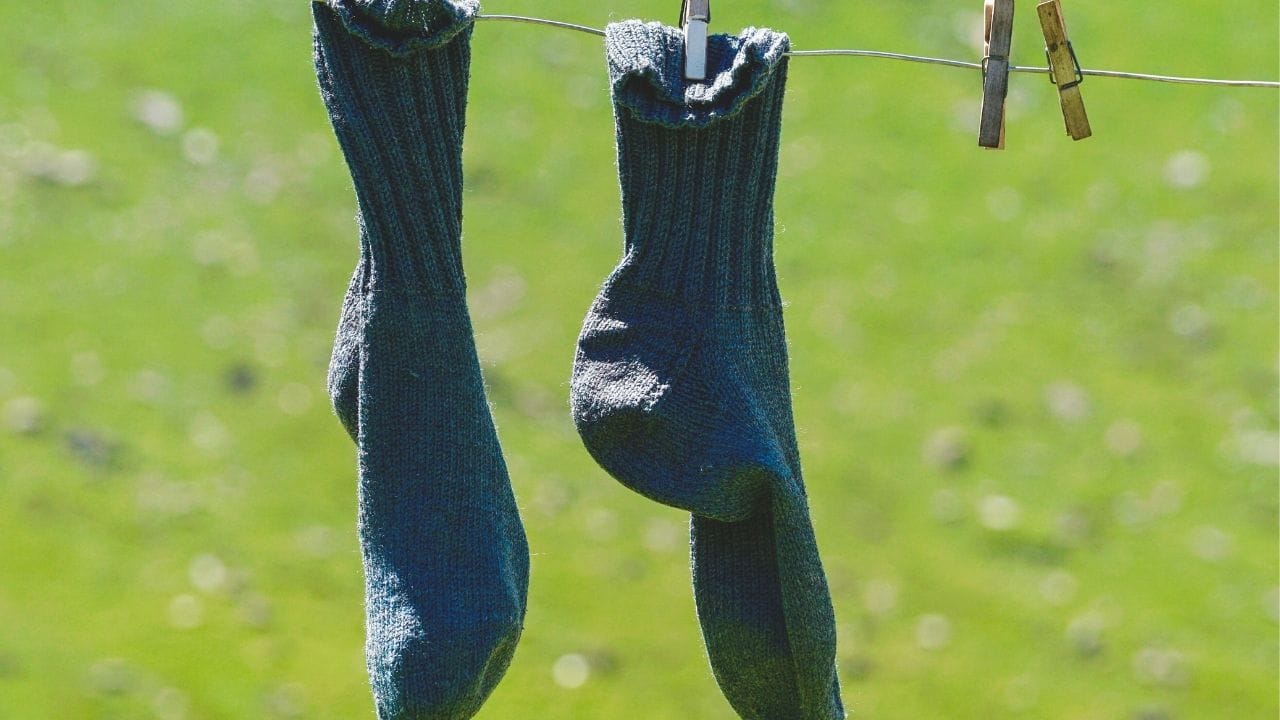 2-3 દિવસ સુધી એક જ મોજા પહેરવાથી ક્યારેક પગની દુર્ગંધ આવી શકે છે. તેથી, દરરોજ નવા મોજા પહેરવાનો પ્રયાસ કરો અથવા પહેરતા પહેલા તે જ મોજાં ધોવાનો પ્રયાસ કરો. આ દુર્ગંધ અટકાવવામાં મદદ કરે છે.