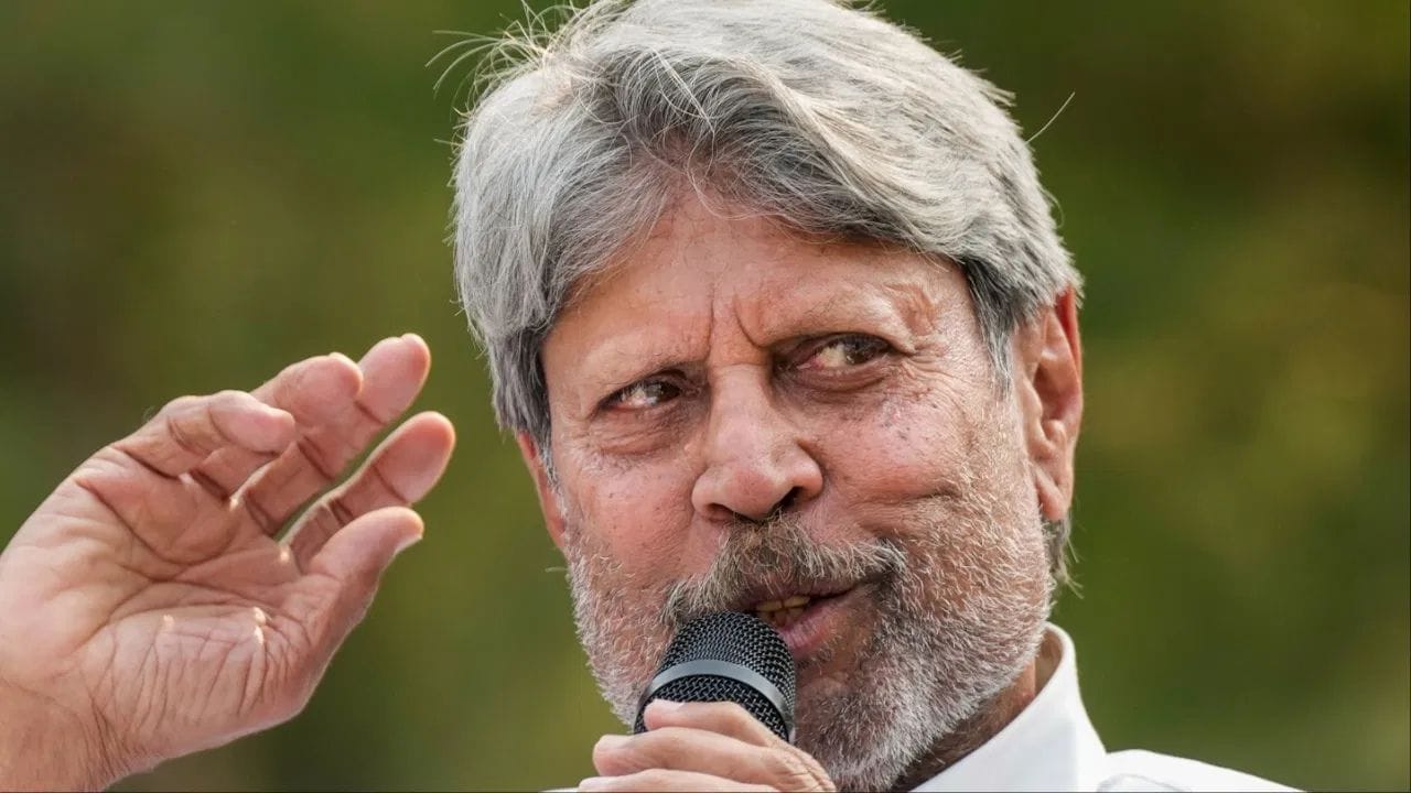 ગૌતમ ગંભીર ટીમ ઈન્ડિયાના મુખ્ય કોચ છે. જોકે, ભારતના ભૂતપૂર્વ કેપ્ટન કપિલ દેવ તેનાથી અસંમત છે. તેમણે કહ્યું કે ગંભીર કોચ નથી પણ મેનેજર છે.