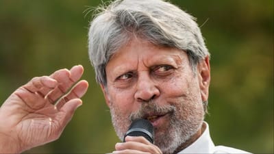 ગૌતમ ગંભીર ટીમ ઈન્ડિયાના મુખ્ય કોચ છે. જોકે, ભારતના ભૂતપૂર્વ કેપ્ટન કપિલ દેવ તેનાથી અસંમત છે. તેમણે કહ્યું કે ગંભીર કોચ નથી પણ મેનેજર છે.