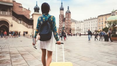 વિદેશમાં પાસપોર્ટ ખોવાઈ જવો એ કોઈપણ પ્રવાસી માટે એક મોટી સમસ્યા છે. આ સમસ્યાથી તમારી આખી સફર બગડી શકે છે. એવામાં, સારા સમાચાર એ છે કે ભલે આ પરિસ્થિતિ નિરાશાજનક હોય પરંતુ જો તમે યોગ્ય પગલાંઓનું પાલન કરો છો, તો તમે આ મુશ્કેલીમાંથી બહાર નીકળી શકો છો.