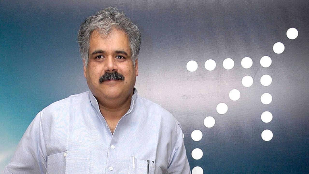 ઇન્ડિગોની સ્થાપના રાહુલ ભાટિયા અને રાકેશ ગંગવાલ દ્વારા કરવામાં આવી હતી. રાહુલ ભાટિયા હાલમાં ઇન્ટરગ્લોબ એવિએશનના ગ્રુપ મેનેજિંગ ડિરેક્ટર છે. ઇન્ટરગ્લોબની સ્થાપના વર્ષ 1989 માં કરવામાં આવી હતી અને આનું મુખ્ય કામ Air Transport Management નું છે.