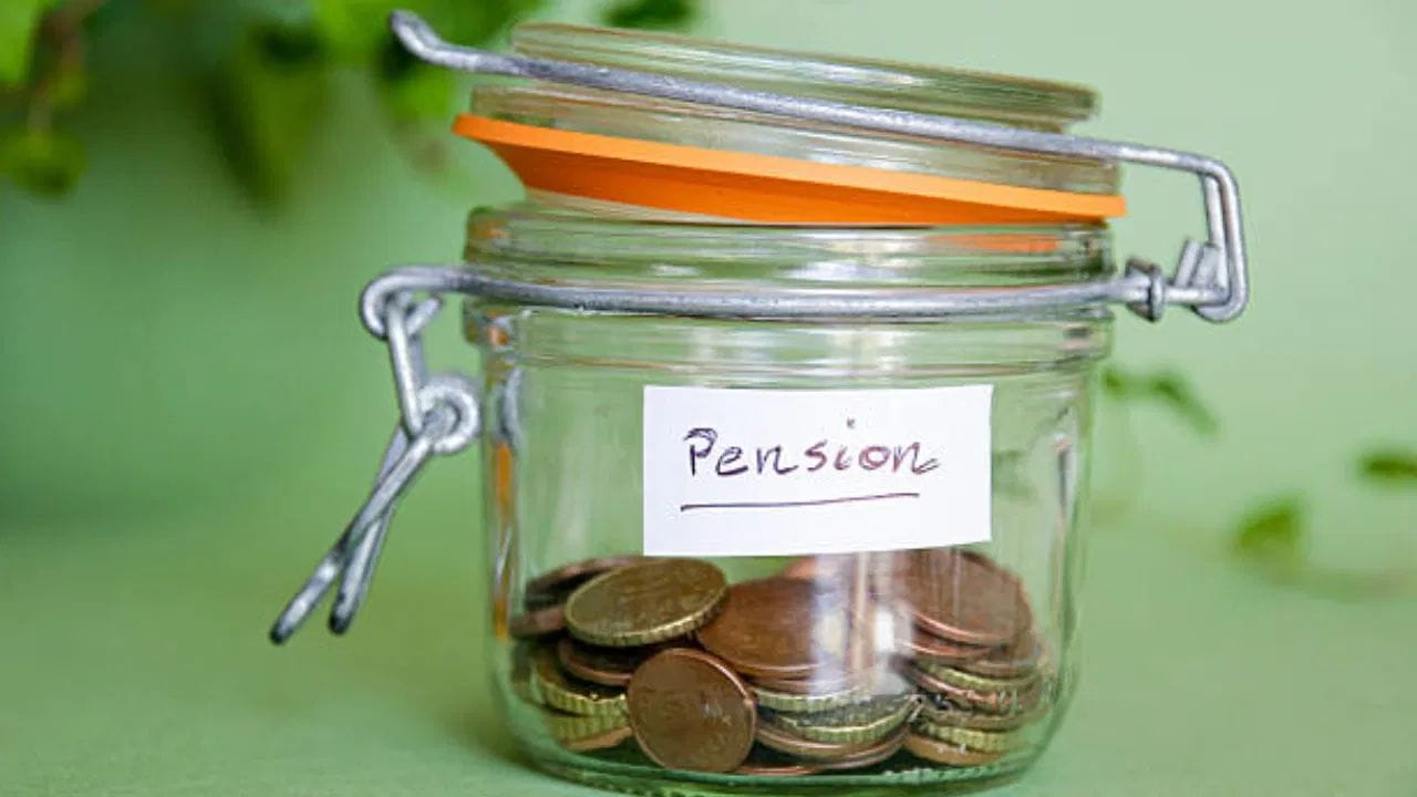 ટાટા પેન્શન મેનેજમેન્ટના સીઈઓ કુરિયન જોસે જણાવ્યું હતું કે, "નવા રોકાણ નિયમો NPS ને આજના સમય માટે વધુ અનુકૂળ બનાવે છે. સોના અને ચાંદીના ETF, AIF, REIT તેમજ મ્યુનિસિપલ બોન્ડમાં મર્યાદિત રોકાણને મંજૂરી આપવાથી NPS ની સુરક્ષા જાળવી રાખીને જોખમ વધાર્યા વિના વધુ સારા વળતરની સંભાવના વધશે." એકંદરે નવા NPS નિયમો રોકાણકારોના નિવૃત્તિ ફંડને વધુ સંતુલિત, સુરક્ષિત અને મજબૂત બનાવી શકે છે.