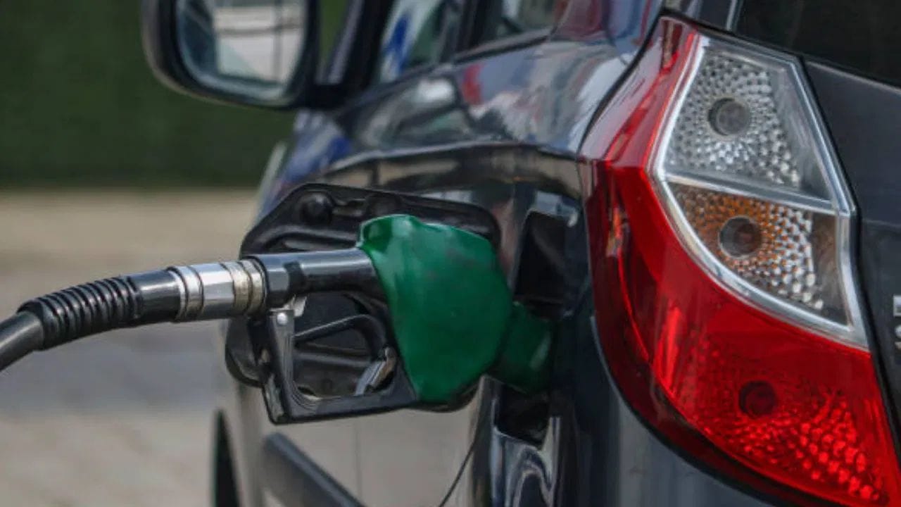 પેટ્રોલ સસ્તું હોવા છતાં વેનેઝુએલામાં ખાદ્યપદાર્થો અને જરૂરી ચીજવસ્તુઓ ખૂબ મોંઘી છે, જેના કારણે મોંઘવારી વધી છે અને લોકોનું જીવન મુશ્કેલ બન્યું છે.