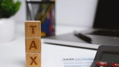 જો તમારી વાર્ષિક આવક ટેક્સના દાયરામાં આવે છે, તો ITR ભરવું જરૂરી છે, નહીં તો ઇન્કમ ટેક્સ વિભાગ તરફથી નોટિસ આવી શકે છે. વધુમાં જો તમે આવક છુપાવી હોય, ટેક્સ બચતવાળા રોકાણના પુરાવા ન જોડ્યા હોય, બેંકમાં કોઈ મોટી લેવડ-દેવડ કરી હોય, ક્રેડિટ કાર્ડ પર વધુ ખર્ચ કર્યો હોય અથવા તો કોઈ બીજા નાણાકીય વ્યવહાર કરેલ હોય, જે IT વિભાગના રેકોર્ડ સાથે મેળ ખાતા નથી, તો ઇન્કમ ટેક્સ નોટિસ તમારા ઘરે આવી શકે છે. એવામાં ચાલો જાણીએ કે, ઇન્કમ ટેક્સની નોટિસ કેટલા પ્રકારની હોય છે.... 