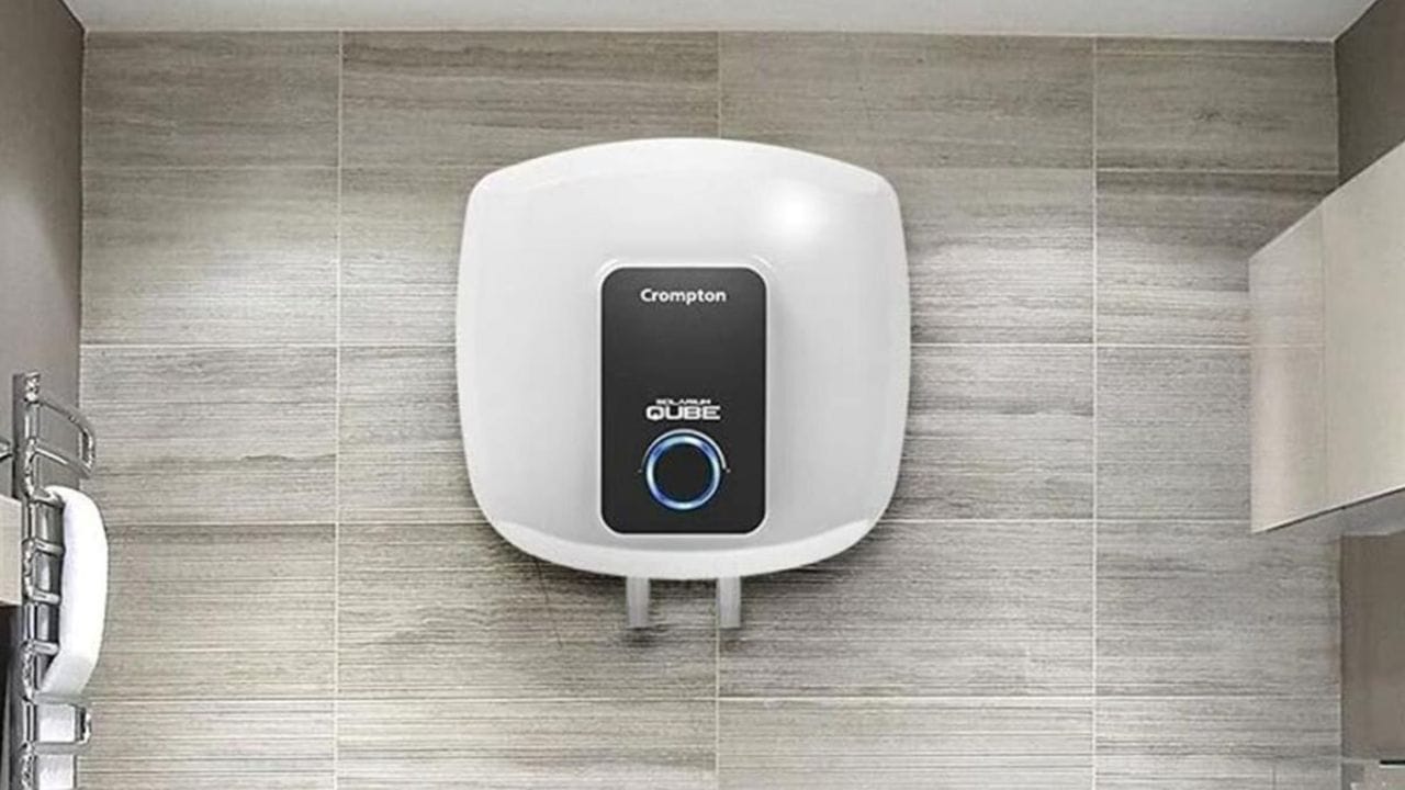 ઘણા લોકો શિયાળામાં લાંબા સમય સુધી ગીઝર ચાલુ રાખે છે, જેના કારણે વીજળીનું બિલ વધે છે. આજકાલના મોટાભાગના ઇલેક્ટ્રિક ગીઝર ઓટો-કટ ફીચર સાથે આવે છે, જે પાણી યોગ્ય તાપમાન સુધી પહોંચે પછી આપમેળે બંધ થઈ જાય છે. છતાં, દરરોજ 1 કલાક ગીઝર વાપરવાથી મહિને કેટલો ખર્ચ થાય છે તે જાણવું જરૂરી છે.