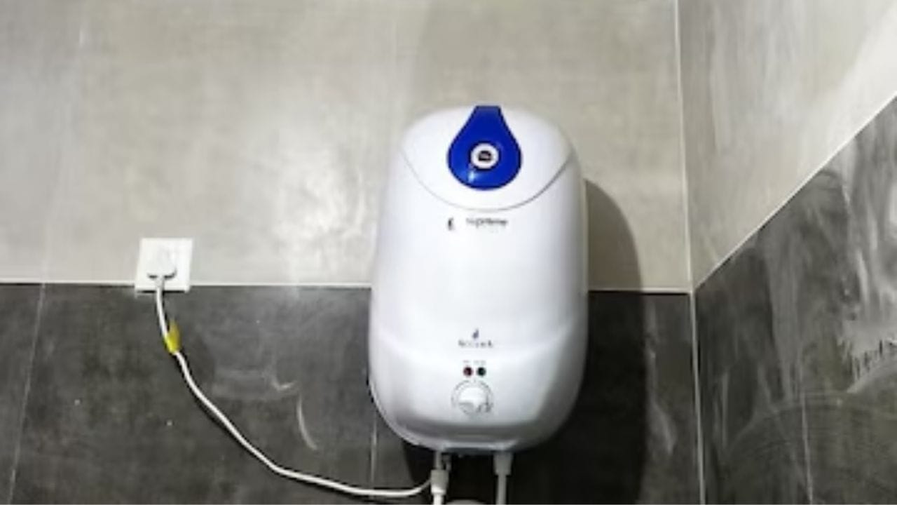 ગીઝરમાં તાપમાન નિયંત્રિત કરવાની જવાબદારી થર્મોસ્ટેટની હોય છે. ઘણીવાર અજાણતામાં થર્મોસ્ટેટનું તાપમાન ખૂબ ઓછું સેટ થઈ જાય છે, જેના કારણે પાણી ગરમ થવામાં વિલંબ થાય છે. પહેલા ખાતરી કરો કે થર્મોસ્ટેટ યોગ્ય તાપમાને સેટ છે. જો યોગ્ય સેટિંગ હોવા છતાં પણ ગીઝર પાણી ગરમ કરવામાં સમય લઈ રહ્યો હોય, તો શક્ય છે કે થર્મોસ્ટેટ ખામીયુક્ત હોય. આવી સ્થિતિમાં થર્મોસ્ટેટને સમયસર બદલવું ખૂબ જ જરૂરી છે, જેથી ગીઝર યોગ્ય રીતે અને સુરક્ષિત રીતે કામ કરી શકે.