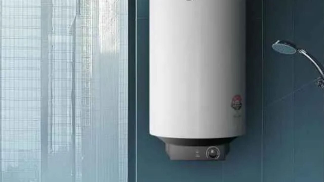 ગીઝર ચાલુ કરતા પહેલા તેની વાયરિંગની સારી રીતે તપાસ કરવી પણ એટલી જ મહત્વપૂર્ણ છે. ઢીલા, કપાયેલા અથવા બળી ગયેલા વાયર શોર્ટ સર્કિટનું કારણ બની શકે છે. જો તમને વાયરિંગમાં કાટ લાગેલો, તૂટેલો અથવા નુકસાન થયેલો ભાગ દેખાય, તો તેને તરત જ બદલાવો. બેદરકારીથી રાખેલ વાયરિંગ ગંભીર અકસ્માતને આમંત્રણ આપી શકે છે.