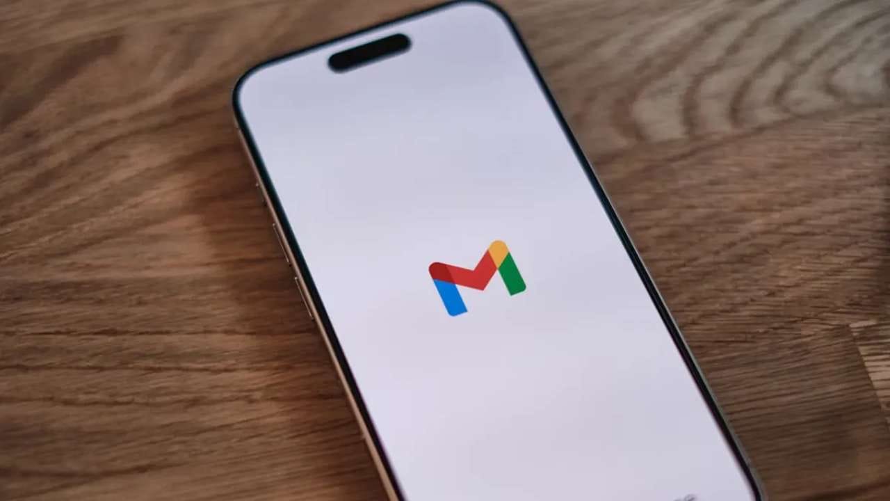 ગૂગલના સપોર્ટ પેજ પર હાલમાં તમારું ઇમેઇલ એડ્રેસ બદલવાનો વિકલ્પ નથી. જોકે, ગૂગલ ધીમે ધીમે આ સુવિધા શરૂ કરી રહ્યું છે. ગૂગલનું ઇમેઇલ એડ્રેસ બદલવા વિશેની એક પોસ્ટ સૌપ્રથમ ટેલિગ્રામ પર ગૂગલ પિક્સેલ હબ ગ્રુપ પેજ પર જોવા મળી હતી.