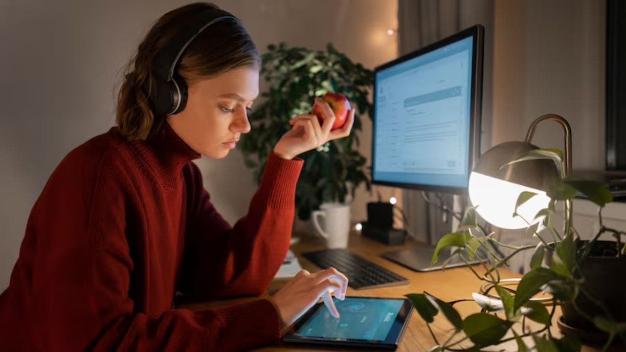 1. સિંક કરેલા મ્યુઝિક સાથે વીડિયો બનાવો: તમે હવે ગૂગલ ફોટોઝમાં હાઇલાઇટ વિડીયો બનાવી શકો છો, જ્યાં સંગીત અને મીડિયા ઓટો-મેચ થશે. આ માટે તમારે થર્ડ-પાર્ટી વીડિયો એડિટિંગ એપની જરૂર નથી. ફક્ત "બનાવો" ટેબ પર જાઓ, હાઇલાઇટ વીડિયો પસંદ કરો અને ફોટો/વિડીયો પસંદ કરો. આ ફીચર રીલ્સ અને વ્લોગ્સ માટે ખૂબ ઉપયોગી થશે.