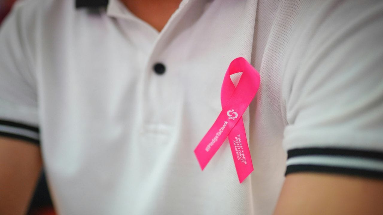 સામાન્ય રીતે બ્રેસ્ટ ઑગ્મેન્ટેશનની વાત કરીએ તો આ એક પ્રકારની કોસ્મેટિક સર્જરી હોય છે. જેના દ્વારા બ્રેસ્ટના કદ, આકારમાં સુધારો કરે છે. ઇમ્પ્લાન્ટ્સ (સલાઈન અથવા સિલિકોન) નો ઉપયોગ કરવામાં આવે છે, અથવા ફેટ ટ્રાન્સફર કરવામાં આવે છે.