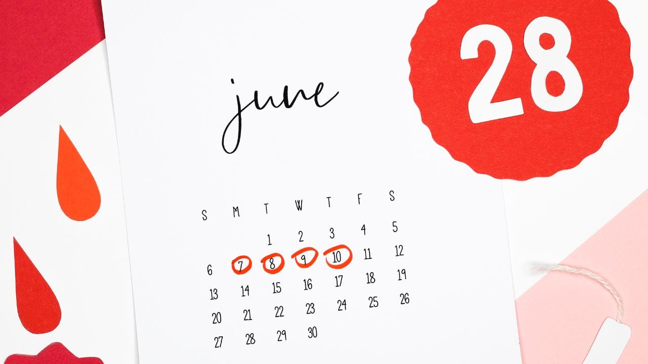 મહિલાઓને દર મહિને પીરિયડ્સ આવે છે.પીરિયડ્સ 2 દિવસથી લઈને 7 દિવસ સુધી આવે છે. પીરિયડ્સ દરમિયાન મહિલાઓને અનેક સમસ્યાનો પણ સામનો કરવો પડે છે. જેમાં પેટમાં દુખાવો થવો, થાક લાગવો પરંતુ શું તમે જાણો છો કે, પીરિયડ્સ શરુ થયાના 1 થી 2 અઠવાડિયા સુધી મહિલાઓને અનેક પ્રકારના લક્ષણો જોવા મળે છે. જેને પ્રિમેન્સ્ટ્રઅલ સિન્ડ્રોમ કહેવામાં આવે છે. 