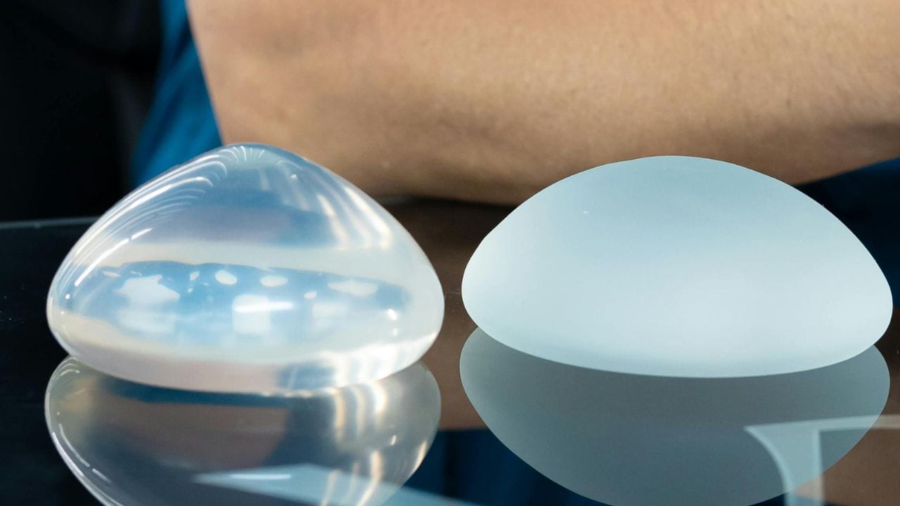 કેટલીક સ્ત્રીઓ તેમની પર્સનાલિટીને સુધારવા માટે બ્રેસ્ટ ઑગ્મેન્ટેશન કરે છે. ચાલો જાણીએ કઈ કઈ પરિસ્થિતિમાં બ્રેસ્ટ ઑગ્મેટેશન કરવામાં આવે છે અને તેમાં કેટલા રિસ્ક રહેલા છે.