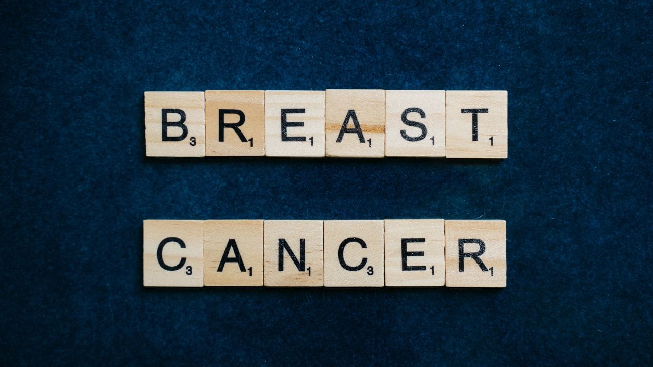 જેને માસ્ટાલ્જિયા નામની આ સ્થિતિ મેનોપોઝ દરમિયાન મહિલાની લાઈફસ્ટાઈલને અસર કરી શકે છે. ગાયનેકોલોજિસ્ટ પાસેથી જાણીએ મેનોપોઝ દરમિયાન બ્રેસ્ટમાં દુખાવો અને તેને કેવી રીતે અટકાવવો તે અંગે ચર્ચા કરીશું.