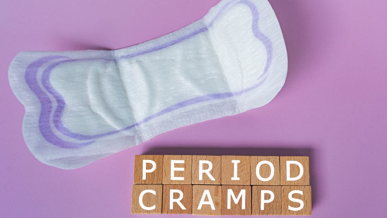 પ્રિમેન્સટ્રઅલ સિન્ડ્રોમના કારણો વિશે આપણે વાત કરીએ તો. પ્રિમેન્સટ્રઅલ સિન્ડ્રોમ થવાનું કારણ અસંતુલિત હોર્મોન હોય શકે છે. આ સમયે એસ્ટ્રોજેન અને પ્રોજેસ્ટેરોનના સ્તરમાં ઉતાર-ચઢાવ આવે છે. જેના કારણે અનેક પ્રકારની સમસ્યાઓ વધી જાય છે. કેટલીક વખત પીસીઓએસ અને પીસીઓડી થવાની પણ શક્યતા ખુબ વધી જાય છે.