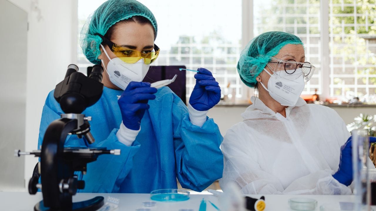 હેલ્ધી લાઈફસ્ટાઈલ અપનાવવાથી મેનોપોઝ દરમિયાન હેલ્થને સુધારી શકાય. હેલ્ધી લાઈફસ્ટાઈલથી અનેક સમસ્યાઓ ઓછી થઈ જાય છે. આ સિવાય હોર્મોનલમાં ફેરફાર થાય છે તો જ્યુસ પીવાની સાથે કઠોળનું પણ સેવન કરી શકો છો.