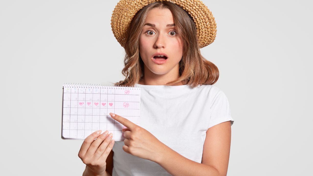 એન્ડોમેટ્રીયોસિસના પહેલા સ્ટેજના લક્ષણો જોઈએ તો. પીરિયડ્સ દરમિયાન નીચેના ભાગમાં દુખાવો, શારીરિક સંબંધ દરમિયાન દુખાવો થવો, પીરિયડ્સ દરમિયાન કબજીયાત કે ડાયરિયા થવા એન્ડોમેટ્રીયોસિસ થવા પર થાક લાગી શકે છે. એન્ડોમેટ્રીયોસિસના પહેલા સ્ટેજમાં કેટલીક મહિલાઓને હેવી પીરિયડ્સ પણ આવે છે.