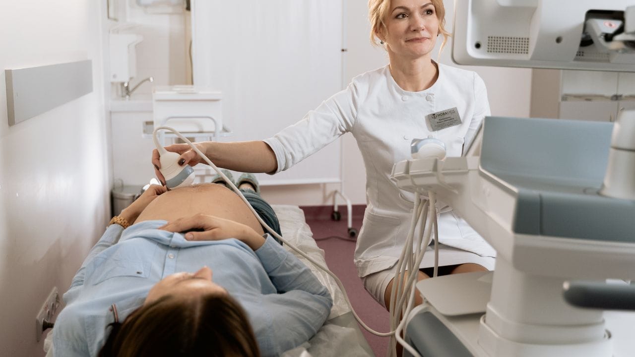 આ સિવાય પણ આ અન્ય અંગોને અસર કરે છે.જેમાં ફેલોપિયન ટ્યુબ,યુટ્રસના લિગામેન્ટસ,પેલ્વિકકૈવિટીની લાઈનિંગ,અંડાશય,ગર્ભાશયનો બાહ્ય ભાગ, ગર્ભાશય અને ગુદામાર્ગ અથવા મૂત્રાશય વચ્ચેની જગ્યાગંભીર કિસ્સાઓમાં, તે મૂત્રાશય, સર્વિક્સ, આંતરડા, ગુદામાર્ગ, પેટ અને યોનિમાર્ગને પણ અસર કરી શકે છે.