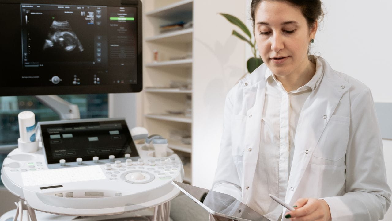 તમને જણાવી દઈએ કે, એન્ડોમેટ્રીયોસિસ થવા પર મહિલાને અલગ અલગ લક્ષણો દેખાય છે.જેમાંથી કેટલાક લક્ષણો મોટાભાગની મહિલામાં જોવા મળે છે. કેટલીક મહિલાને આનાથી અલગ લક્ષણો જોવા મળે છે. જો તમને હેવી પીરિયડ્સ, સ્પોટિંગની સમસ્યા છે. તો આને હળવાશથી ન લો.