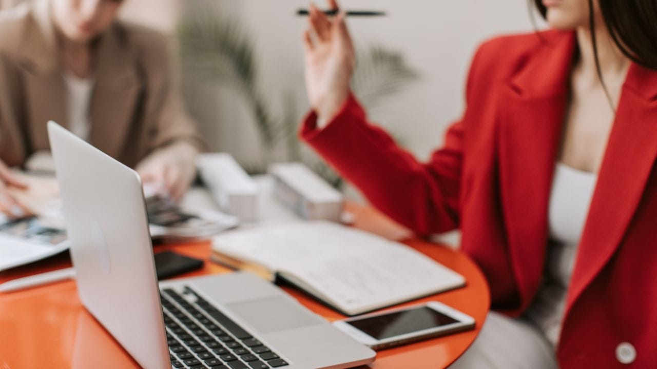 બ્રેસ્ટ ઑગ્મેન્ટેશન સાથે અનેક રિસ્ક જોડાયેલા છે. સર્જરી બાદ બ્રેસ્ટમાં સોજો તેમજ દુખાવો થાય છે. કેટલીક મહિલાઓને  બ્રેસ્ટ ઑગ્મેન્ટેશન કરાવવાથી બ્લીડિંગ પણ થઈ શકે છે. સર્જરી પછી ડોક્ટરની દેખરેખમાં રાખવામાં આવે છે.