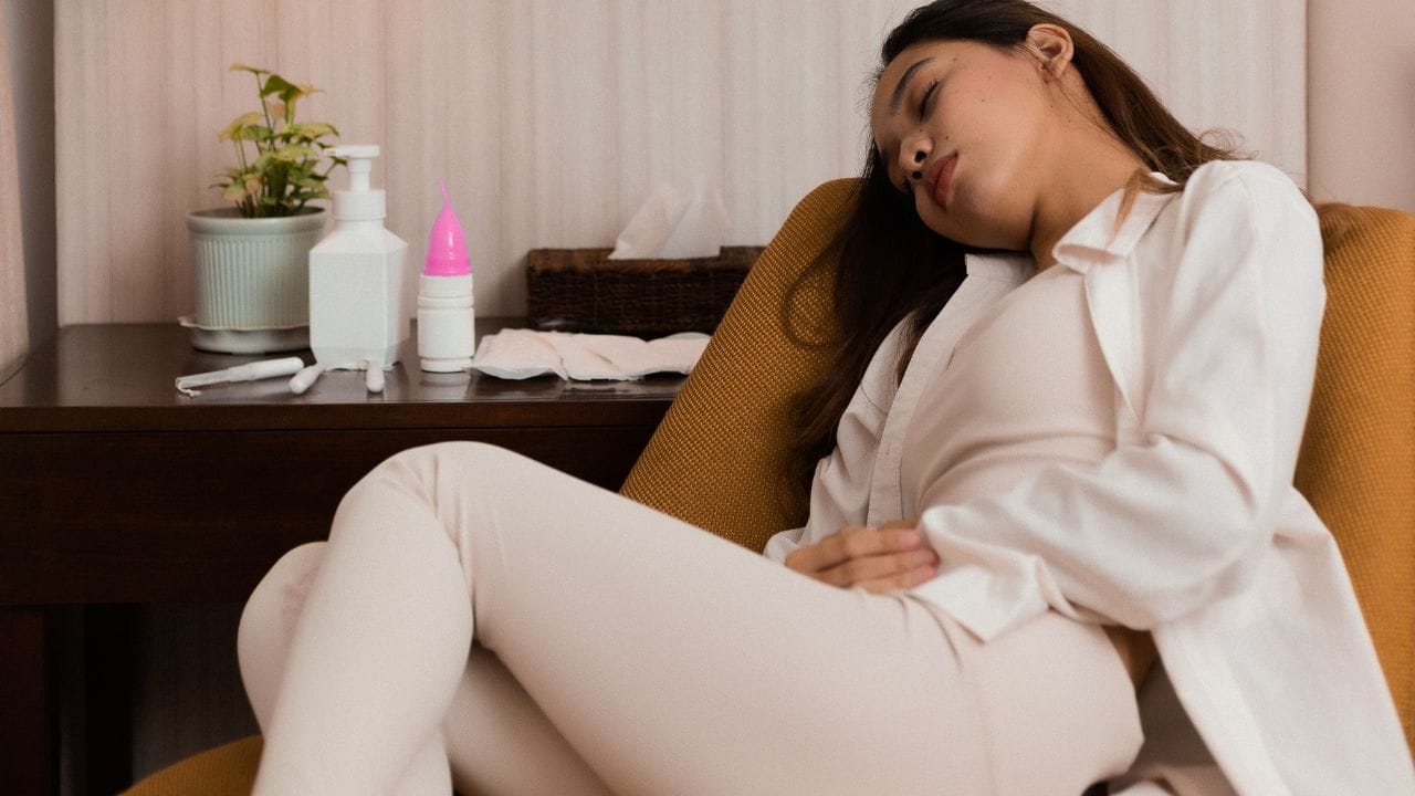 હોર્મોનલ ફેરફારોને કારણે મૂડ સ્વિંગ સ્વાભાવિક છે. નિષ્ણાતો કહે છે કે, પીરિયડ્સ, પ્યુબર્ટી અથવા મેનોપોઝના દરેક તબક્કા દરમિયાન બ્લીડિંગ પ્રભાવિત થાય છે. આ શરીરમાં કોર્ટિસોલનું સ્તર વધારી શકે છે, જેનાથી ચિંતા થઈ શકે છે. આ મૂડ સ્વિંગને એક સામાન્ય સમસ્યા બનાવે છે.40 વર્ષની ઉંમર પછી મેનોપોઝ થાય છે. મેનોપોઝ શરીરમાં વિવિધ હોર્મોનલ ફેરફારોનું કારણ બને છે, જે અનેક સ્વાસ્થ્ય સમસ્યાઓ તરફ દોરી શકે છે. આ સમસ્યાઓનો સામનો કરવા માટે, પૂરતો આરામ કરવો જરૂરી છે.