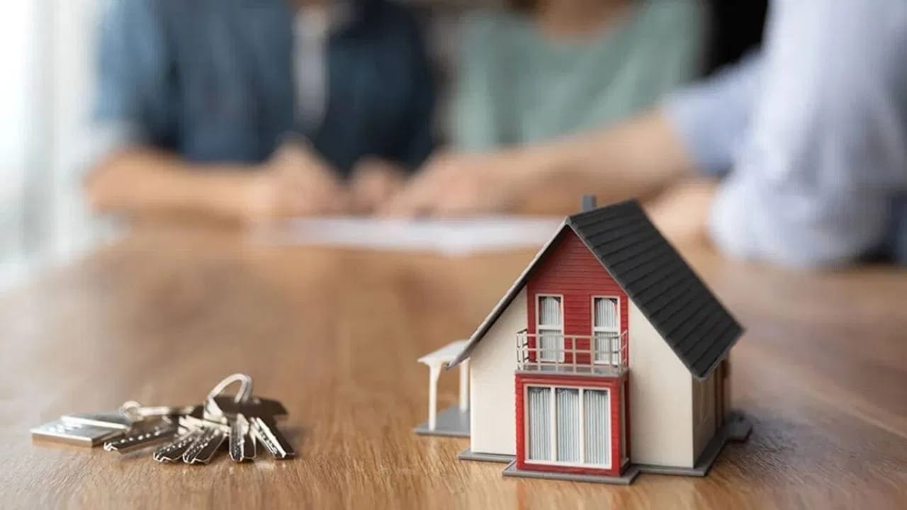 લોન મંજૂરી અને વ્યાજદર નક્કી કરતી વખતે ક્રેડિટ સ્કોરનું મહત્વ ખૂબ જ વધારે છે. જો તમારો ક્રેડિટ સ્કોર નબળો હોય, તો બેંક લોન અરજી નકારી શકે છે. સારો ક્રેડિટ સ્કોર હોવા પર તમે બેંક સાથે વ્યાજદર ઘટાડવાની વાટાઘાટ પણ કરી શકો છો.