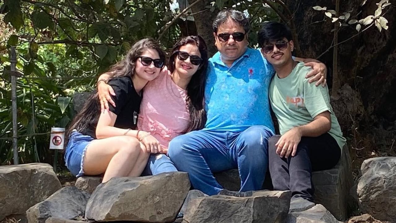 Harshaali Malhotra family tree (10)