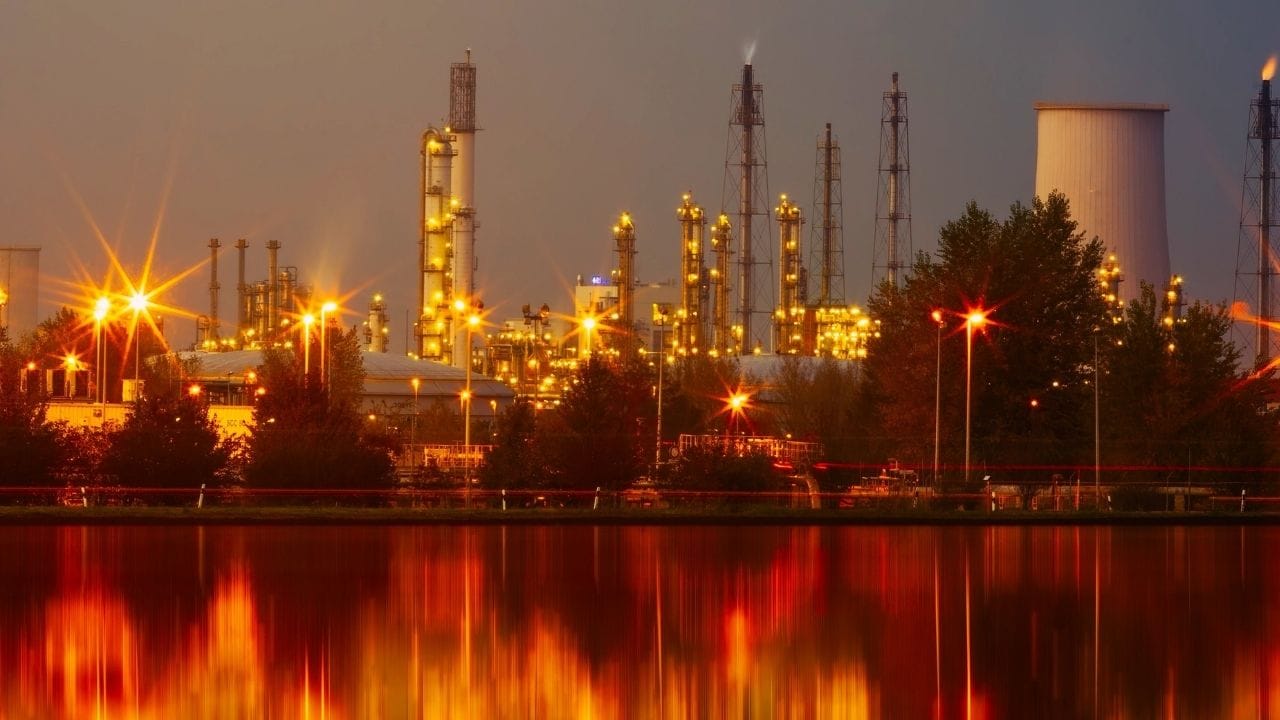 હિન્દુસ્તાન કોપરના શેરમાં આવેલા ઉછાળાને માત્ર એક દિવસની ચાલ તરીકે જોવું યોગ્ય નહીં ગણાય. અહેવાલો અનુસાર, છેલ્લા એક અઠવાડિયામાં સ્ટોકમાં આશરે 21 ટકાનો વધારો નોંધાયો છે. ડિસેમ્બર 2023 પછી આ તેનું સૌથી મજબૂત સાપ્તાહિક પ્રદર્શન માનવામાં આવે છે. સ્ટોક સતત છઠ્ઠા ટ્રેડિંગ સત્રમાં લીલા નિશાન સાથે બંધ થયો છે, જે માત્ર રિટેલ ટ્રેડર્સ નહીં પરંતુ મોટા સંસ્થાગત રોકાણકારોમાં પણ વધતા રસનો સંકેત આપે છે. શુક્રવારે ટ્રેડિંગ વોલ્યુમ પણ સામાન્ય કરતાં ઘણો વધુ રહ્યો.