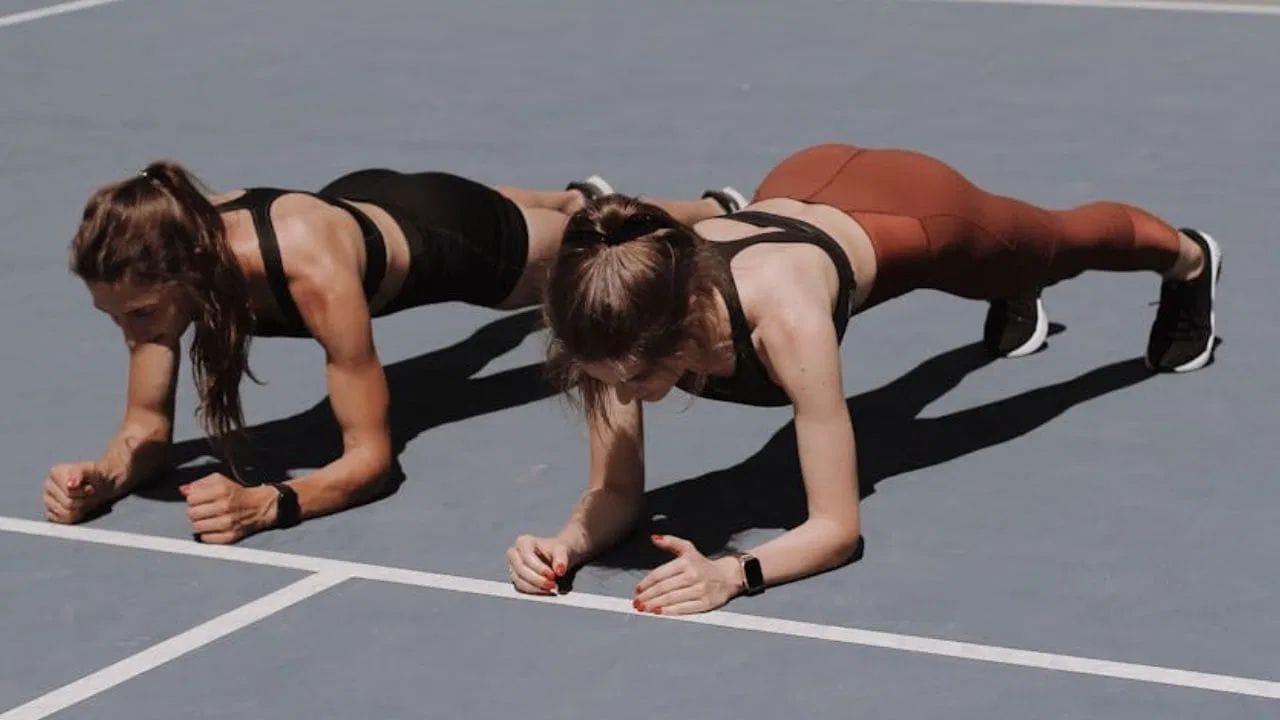 પ્લેન્ક્સ શરીરની એકંદર ચરબી ઘટાડવામાં, મુખ્ય સ્નાયુઓને મજબૂત બનાવવામાં અને શક્તિ વધારવામાં મદદ કરી શકે છે. શરૂઆતમાં, તમે 30 સેકન્ડ માટે આ સ્થિતિને પકડી શકો છો અને તેને બે થી ત્રણ વખત પુનરાવર્તન કરી શકો છો. આ પછી ધીમે ધીમે તમારા પ્લેન્ક્સ ટાઇમિંગમાં સુધારો કરો. આ તમારા પેટના સ્નાયુઓને ટોન કરશે, તમારી પીઠ, ગરદન, ખભા અને પગને મજબૂત બનાવશે અને તમારા સમગ્ર શરીરમાં રક્ત પરિભ્રમણમાં સુધારો કરશે.
