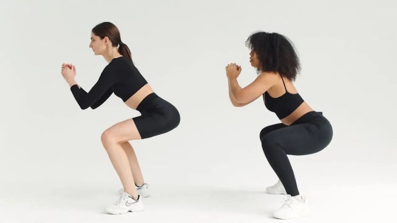 શરૂઆતમાં દરરોજ 10ના સેટમાં 3 વખત સ્ક્વોટ્સ કરો. ધીમે ધીમે આ સંખ્યા વધારો. આ તમારા પગ, ગ્લુટ્સ, કમર, હેમસ્ટ્રિંગ્સ અને પીઠના સ્નાયુઓને મજબૂત અને ટોન કરે છે. તે કેલરી પણ બર્ન કરે છે અને તમારા દિનચર્યા દરમિયાન તમને વધુ એક્ટિવ અનુભવવામાં મદદ કરે છે.
