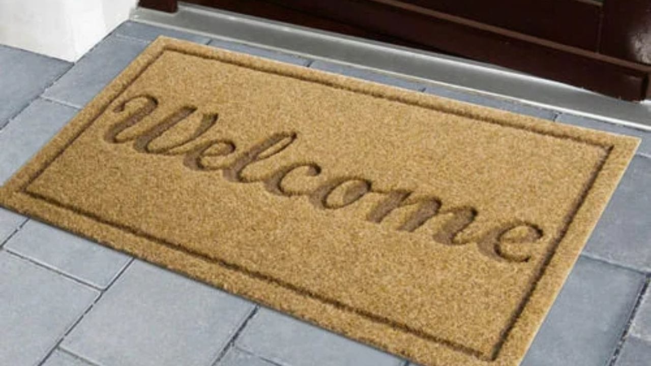 નકારાત્મક અને સકારાત્મક ઉર્જા મુખ્ય દરવાજામાંથી પ્રવેશ કરે છે. વધુમાં તેના પર લખેલી કોઈપણ વસ્તુ આપણા જીવન પર અસર કરે છે.