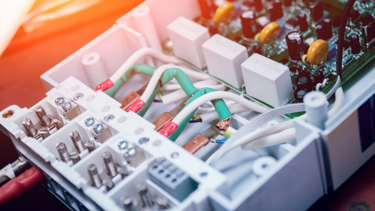 શશાંક મિશ્રા મુજબ, મોટાભાગના ઘરોમાં ખામીયુક્ત વાયરિંગ અથવા પૃથ્વી લીકેજને કારણે વીજળીનો બગાડ થાય છે. AI ટેક્નોલોજીનું ઉપયોગ કરીને, આવી ખામીઓ દરરોજ શોધી શકાય છે. કંપનીઓ તાત્કાલિક એવા ઘરો અથવા વિસ્તારોને ઓળખશે જ્યાં વીજળીનો ઉપયોગ અસામાન્ય છે. આથી ટેકનિકલ નુકસાન ઘટશે, જે હાલ પાવર કંપનીઓ માટે એક મોટો ખર્ચ છે અને સામાન્ય રીતે ગ્રાહકોના બિલમાં સામેલ થાય છે.