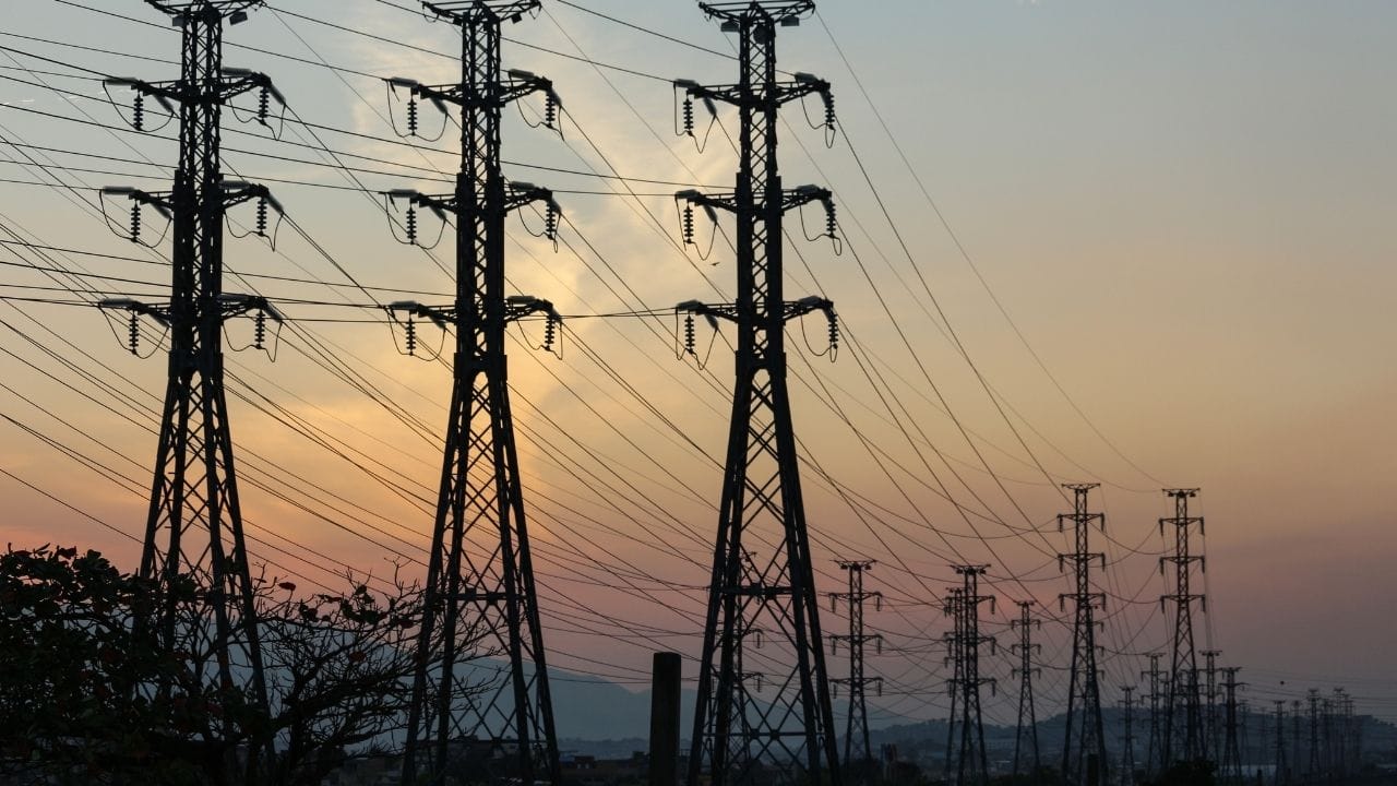 ઓક્ટોબરમાં સરકારએ વીજળી (સુધારા) બિલ 2025 નો ડ્રાફ્ટ જાહેર કર્યો હતો. આ બિલનો હેતુ વીજળીના ભાવ સુધારવા, છુપાયેલી સબસિડી દૂર કરવા અને ઉદ્યોગોને સસ્તી વીજળી પૂરી પાડવાનો છે. બિલમાં સ્પષ્ટપણે જણાવાયું છે કે ખેડૂતો અને ગરીબ પરિવારો માટે સબસિડી સુરક્ષિત રહેશે. દરેક ગ્રાહકને સસ્તી અને ઉચ્ચ ગુણવત્તાવાળી વીજળી પૂરી પાડવાની ખાતરી આપવામાં આવી છે.