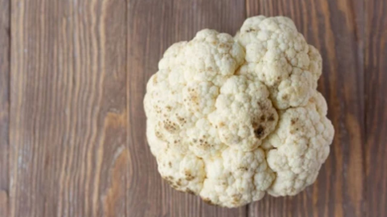 પરંતુ ઘણીવાર એવું બને છે કે કાળજીપૂર્વક નિરીક્ષણ કરવા છતાં ફૂલાવરમાં જંતુઓનો ઉપદ્રવ જોવા મળે છે. કેટલીકવાર બહારથી સ્વચ્છ દેખાતા ફૂલાવરમાં પણ નાના જંતુઓ અને ઇયળો હોઈ શકે છે જે ફક્ત પાણીથી ધોઈ શકાય છે. તેથી યોગ્ય ફૂલાવર કેવી રીતે ખરીદવું અને તેને યોગ્ય રીતે સાફ કરવી તે અંગે અહીં કેટલીક ટિપ્સ આપી છે.