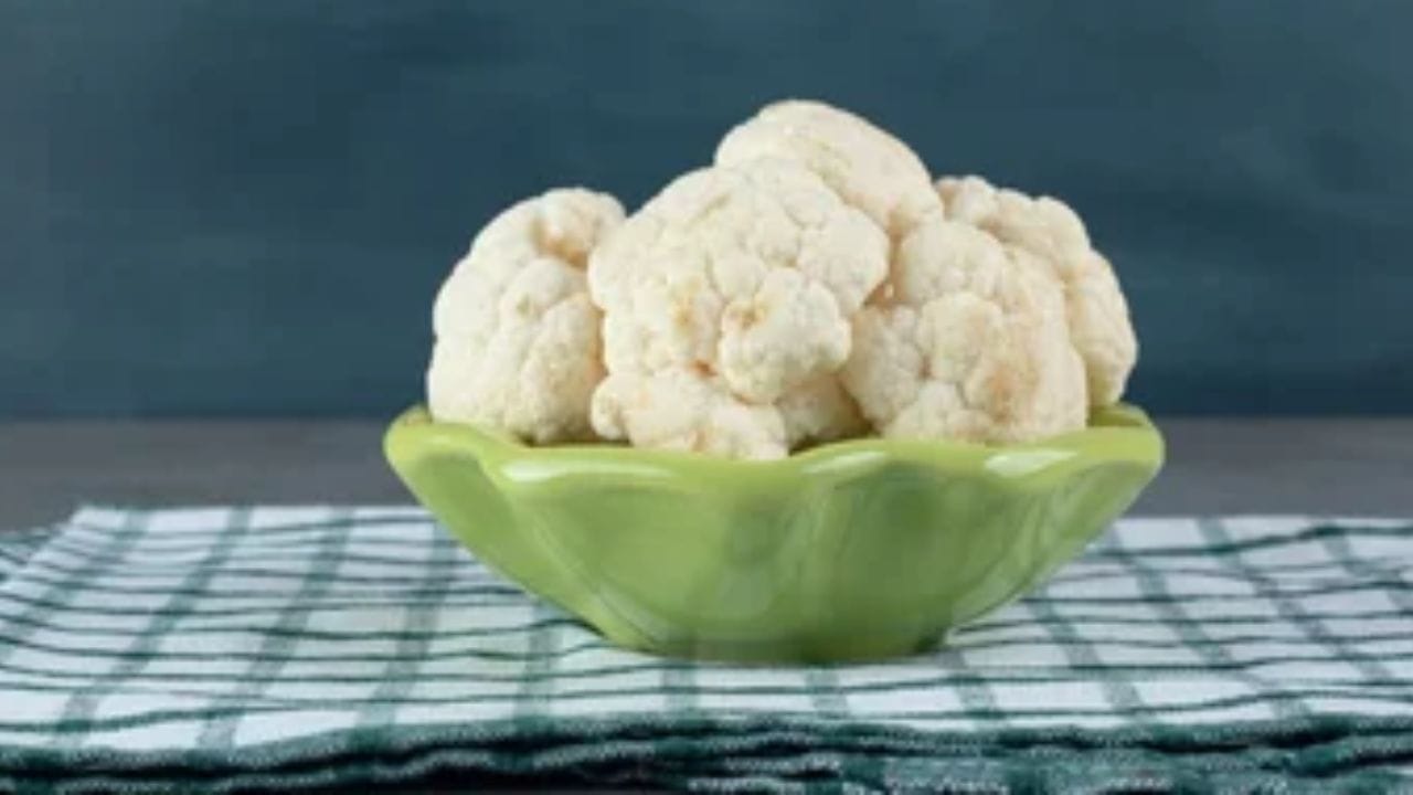 ફૂલાવરને પલટાવો અને દાંડી ચેક કરો: ફૂલાવરને ઊંધી કરો અને દાંડીની તપાસ કરો. જો દાંડીમાં કાણા હોય અથવા તે અંદરથી પોલા દેખાય, તો તે 100% ખાતરી છે કે તેમાં ઇયળો અથવા જંતુઓ છે.