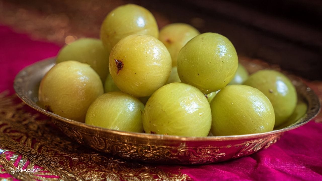 વિટામિન સી અને એન્ટીઑકિસડન્ટ ગુણધર્મોને કારણે, આમળાને ત્વચા અને વાળ માટે અત્યંત ફાયદાકારક માનવામાં આવે છે. તે રોગપ્રતિકારક શક્તિ વધારવા અને પાચન સુધારવામાં પણ મદદ કરે છે.