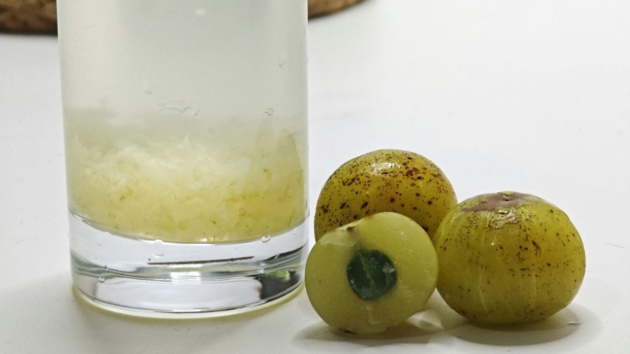 જોકે, આમળા દરેક માટે યોગ્ય નથી. કિડનીમાં પથરી, ડાયાબિટીસ, થાઇરોઇડની સમસ્યા અને શરદીવાળા લોકોને આમળા ટાળવાની સલાહ આપવામાં આવે છે.