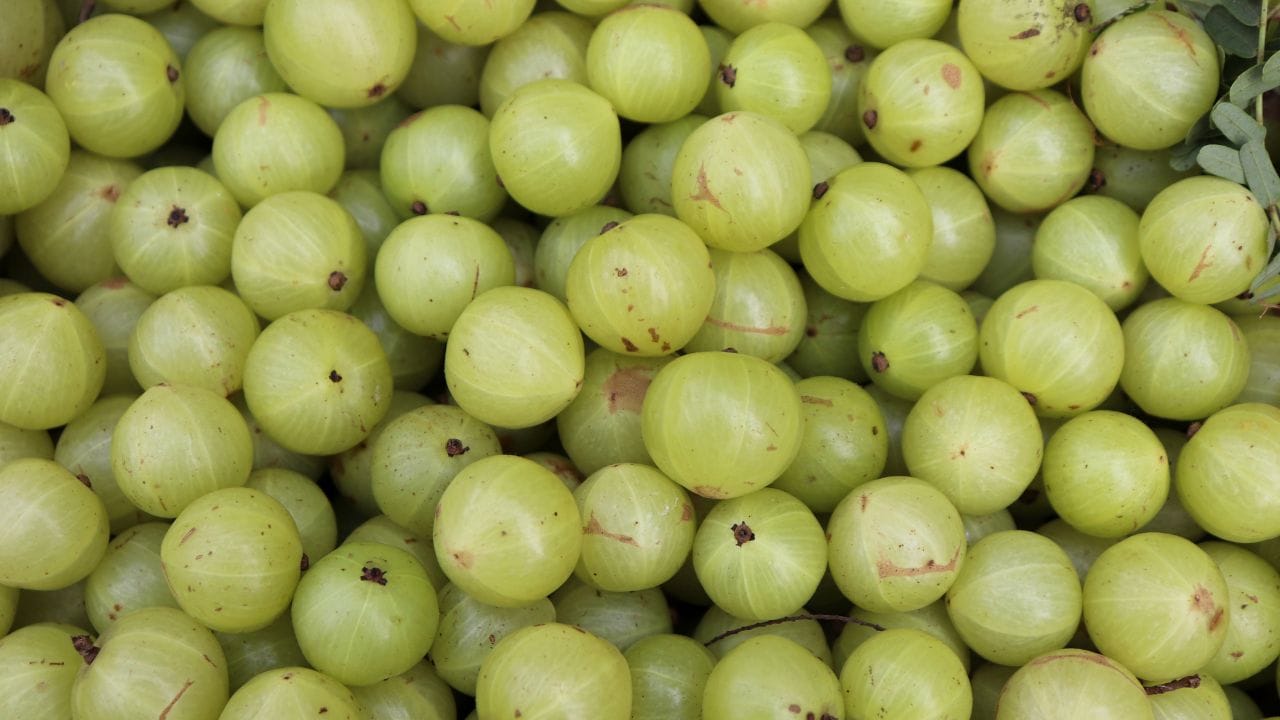 કોલેજન વધારવામાં આમળા સૌથી અસરકારક છે. તેમાં નારંગી કરતાં વધુ વિટામિન સી હોય છે, જે કોલેજનને વધારવામાં મદદ કરે છે. આ કરચલીઓ, ફાઇન લાઇન્સ ઘટાડવામાં મદદ કરે છે અને વૃદ્ધત્વ પ્રક્રિયા ધીમી કરે છે.