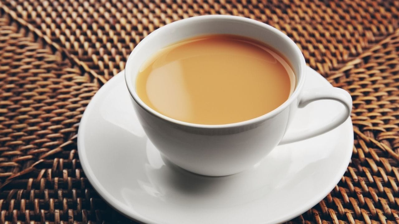 ચા ફક્ત એક પીણું નથી, પરંતુ ભારતીય સંસ્કૃતિ અને ભાવનાઓ સાથે જોડાયેલી એક આદત છે. ભલે ચાના કેટલાક ગેરફાયદા હોય, છતાં લોકો તેને છોડતા નથી. દરેક વ્યક્તિની ચા બનાવવાની રીત અલગ હોય છે અને કોઈ એક “પરફેક્ટ રેસીપી” નથી. પરંતુ જો યોગ્ય માત્રામાં સામગ્રી અને યોગ્ય સમયે તેને ઉમેરવામાં આવે, તો ચાનો સ્વાદ ખરેખર શાનદાર બની શકે છે. હકીકતમાં, ચાની રચના અને સંતુલન જ તેને ખાસ બનાવે છે.