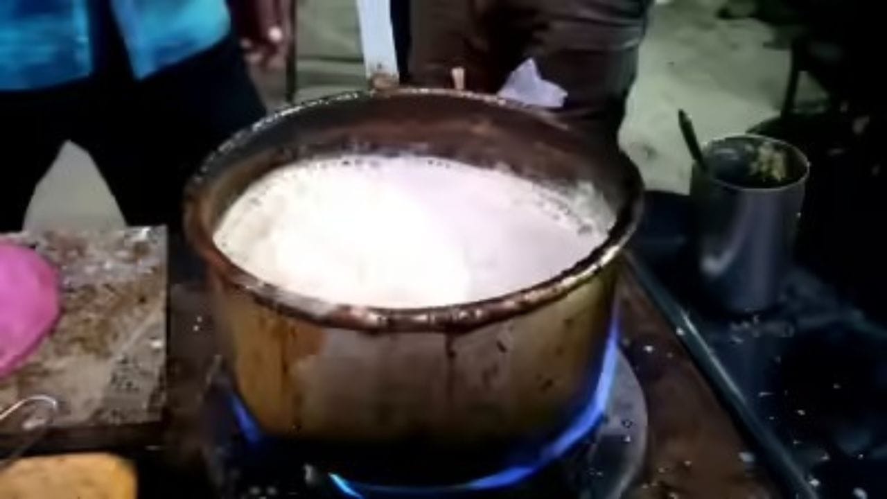 જો ચામાં વધુ દૂધ ઉમેરવામાં આવે, તો ચાનો મૂળ સ્વાદ દબાઈ જાય છે અને તે ફિક્કી લાગે છે. બીજી તરફ, વધુ પાણી ઉમેરવાથી પણ ચા પાતળી અને સ્વાદહીન બની શકે છે. તેથી દૂધ અને પાણીનું યોગ્ય પ્રમાણ જાળવવું ખૂબ જ જરૂરી છે. આ લેખમાં આપણે જાણીએશું કે ચામાં કેટલું દૂધ અને પાણી ઉમેરવું જોઈએ અને કઈ સામગ્રી ક્યારે ઉમેરવી જોઈએ.