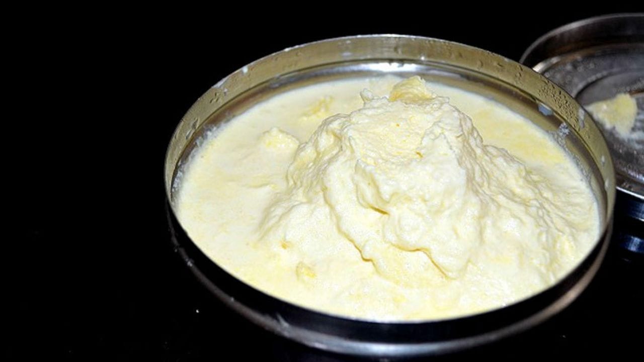 આવી પરિસ્થિતિથી બચવા માટે, અહીં કેટલીક સરળ અને અસરકારક ટિપ્સ આપવામાં આવી છે, જે મલાઈને લાંબા સમય સુધી બગડતી અટકાવવામાં મદદ કરશે.