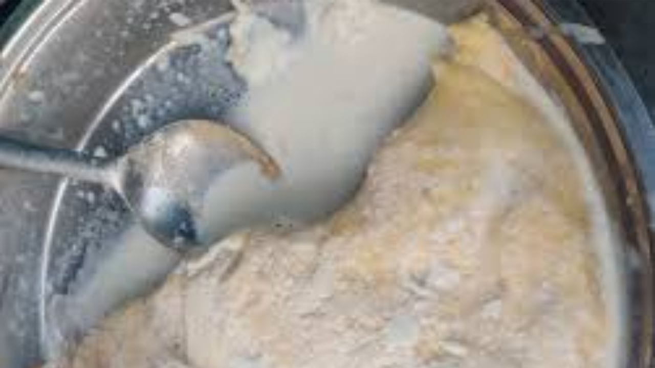 કેટલાક લોકો મલાઈને રેફ્રિજરેટરમાં રાખે છે. આ પદ્ધતિ ટૂંકા સમય માટે યોગ્ય છે, પરંતુ 3–4 દિવસ પછી મલાઈમાંથી ગંધ આવવાની શક્યતા વધી જાય છે. આવી સ્થિતિમાં, મલાઈમાંથી ઝડપથી ઘી અથવા માખણ બનાવી લેવું વધુ સારું રહે છે.