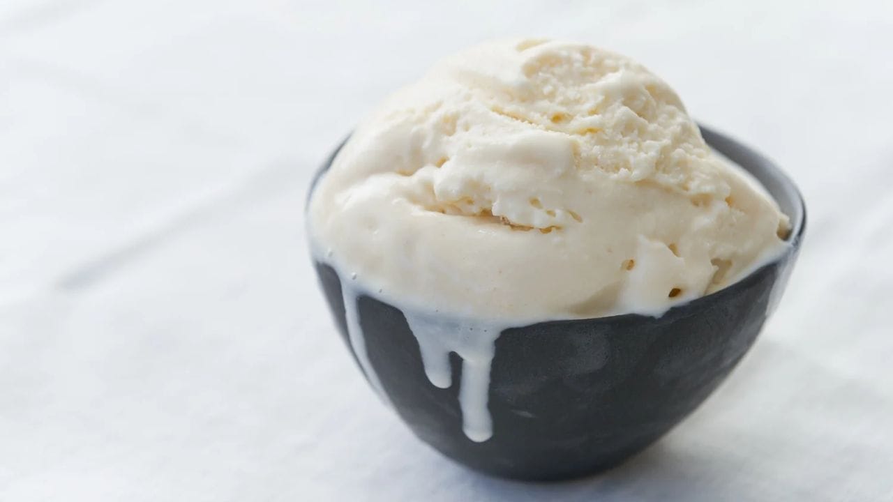 જો મલાઈ લાંબા સમય સુધી રેફ્રિજરેટરમાં રાખવામાં આવે, તો તેની ગંધ આખા ફ્રિજમાં ફેલાઈ શકે છે અને તેમાં રાખેલા અન્ય ખોરાકને પણ અસર કરી શકે છે. એટલું જ નહીં, આવી મલાઈમાંથી બનાવેલું ઘી અને માખણ પણ દુર્ગંધયુક્ત થઈ શકે છે.