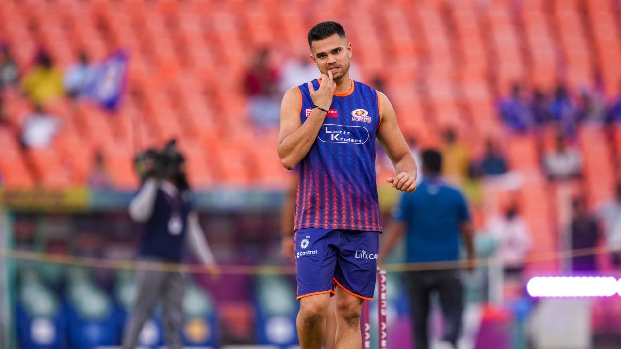 ભારતીય બેટ્સમેન સચિન તેંડુલકરનો દીકરો અર્જુન તેંડુલકર આઈપીએલ 2025માં મુંબઈ ઈન્ડિયન્સ તરફથી સેલેરી તરીકે 30 લાખ રુપિયા મળ્યા હતા.લખનૌ સુપર જાયન્ટસે તેને આ પગાર પર ટ્રેડ કર્યો છે. એટેલે કે, લખનૌ સુપર જાયન્ટસ તેને આઈપીએલ 2026 માટે 30 લાખ રુપિયાનો પગાર આપશે.