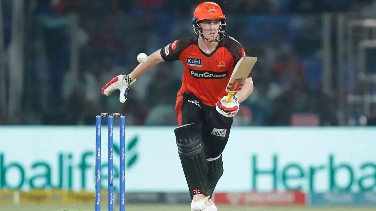 BCCI ના નિયમ અનુસાર જો કોઈ વિદેશી ખેલાડી ઓક્શનમાં વેચાયા બાદ ઈજા સિવાય ખસી જાય કે સિઝન અધવચ્ચે છોડી દે, તો તેમના પર બે વર્ષ માટે પ્રતિબંધ લગાવવામાં આવશે. આ કારણે જ IPL 2026 મીની ઓક્શનમાંથી ઇંગ્લેન્ડના ત્રણેય ખેલાડીઓને બહાર કરવામાં આવ્યા છે.