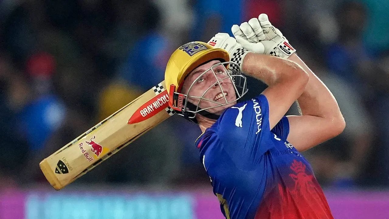 ત્રીજા નંબર પર ઓસ્ટ્રેલિયાનો સ્ટાર ઓલરાઉન્ડર કેમેરોન ગ્રીન છે, જેણે ફક્ત બેટ્સમેન તરીકે જ પોતાનું નામ નોંધાવ્યું છે. ગ્રીન, જે ત્રણ સિઝન પહેલા IPLમાં ₹ 17.50 કરોડમાં વેચાયો હતો, તે ઈજાને કારણે ગયા વર્ષે મેગા ઓક્શનમાં ભાગ લઈ શક્યો ન હતો. જોકે, આ વખતે તે ₹ 2 કરોડની બેઝ પ્રાઈઝ સાથે મેદાનમાં છે, અને તે સૌથી મોંઘો ખેલાડી પણ સાબિત થઈ  શકે છે.