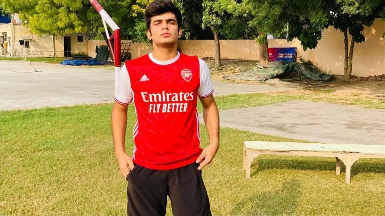 તેજસ્વી સિંહ દહિયા - KKR એ દિલ્હીના આ વિકેટકીપરને ₹3 કરોડમાં ખરીદવામાં સફળતા મેળવી. તેજસ્વી સિંહના પિતા દિલ્હીની એક સરકારી શાળામાં ગણિતના શિક્ષક છે. ₹3 કરોડ મેળવવા અંગે, તેજસ્વીએ કહ્યું, "ના તો મારા પિતા અને ના તો હું તેને પચાવી શકું છું." તેજસ્વી સેહવાગની સિક્સ-હિટિંગ શૈલીની પ્રશંસા કરે છે અને એમએસ ધોનીને તેની વિકેટકીપિંગમાં અનુસરે છે. (PC:X/Instagram)