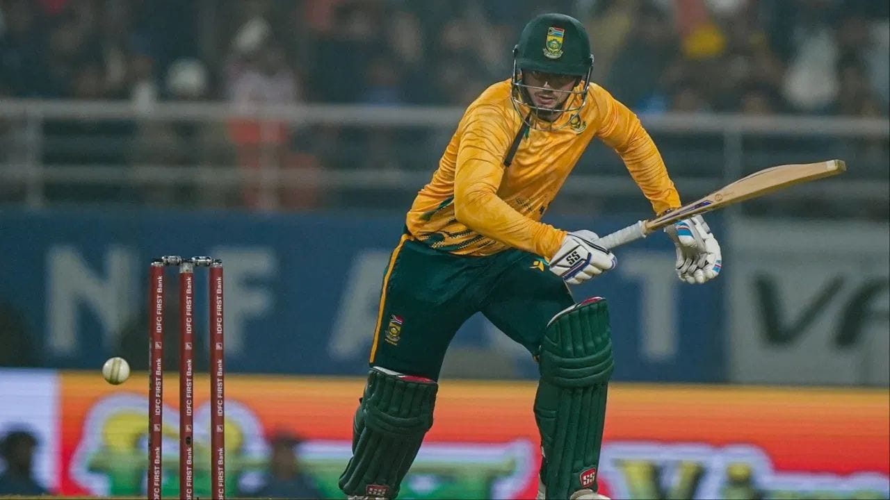 ક્વિન્ટન ડી કોક - દક્ષિણ આફ્રિકાનો આ સ્ટાર વિકેટકીપર-બેટ્સમેન છેલ્લી ઘડીએ IPL ઓક્શનમાં સામેલ થયો હતો. તેણે પોતાની બેઝ પ્રાઈસ 1 કરોડ રાખી હતી અને તેની ભૂતપૂર્વ ફ્રેન્ચાઇઝી MI એ તે જ કિંમતે ડી કોકને ખરીદી લીધો હતો.