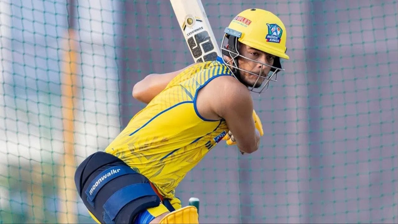 પ્રશાંત વીર - ઉત્તર પ્રદેશના આ ખેલાડી માટે ચેન્નાઈ સુપર કિંગ્સે એટલી ઊંચી બોલી લગાવી કે તે સૌથી મોંઘો અનકેપ્ડ ખેલાડી બની ગયો. ડાબોડી બોલિંગ ઓલરાઉન્ડર પ્રશાંત વીરને ચેન્નાઈ સુપર કિંગ્સે ₹14.20 કરોડમાં ખરીદ્યો. પ્રશાંત વીરના પિતા પ્રાથમિક શાળાના શિક્ષક છે, જે ₹12,000 નો પગાર મેળવે છે. જ્યારે પુત્ર પર કરોડોનો વરસાદ થયો, ત્યારે તેમના પરિવારમાં ખુશીનો માહોલ છવાઈ ગયો. પ્રશાંત વીરે કહ્યું હતું કે આ બધું સ્વપ્ન જેવું લાગે છે. 